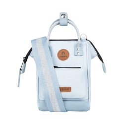 Sac à bandoulière ciel uni avec nom iconique sur le devant et une pochette
