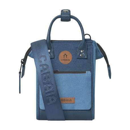 Sac à bandoulière bleu uni avec des patchs au nom de la marque