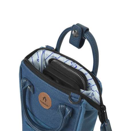Sac à bandoulière bleu uni avec des patchs au nom de la marque - Image 3