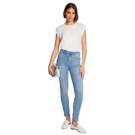 Jean en coton mélangé bleu délavé avec une coupe slim et surpiqûres beiges - Image 3