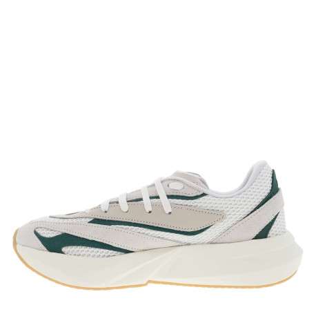 Baskets running blanches et vertes en mesh avec lacets plats et logo métal
