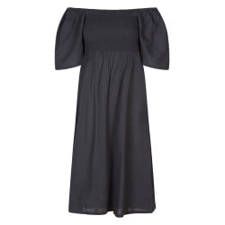 Robe longue noire smockée à la poitrine avec une coupe fluide et un col bateau