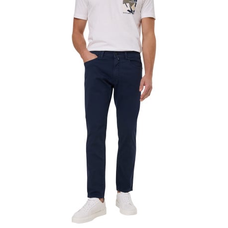 Pantalon en coton marine uni avec une coupe tapered et un patch de la marque 