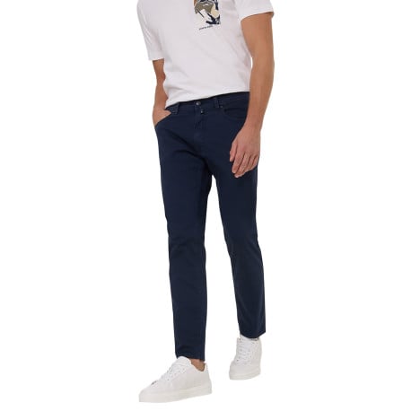 Pantalon en coton marine uni avec une coupe tapered et un patch de la marque  - Image 3