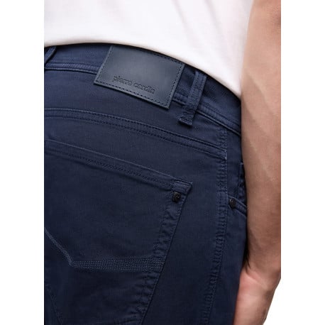 Pantalon en coton marine uni avec une coupe tapered et un patch de la marque  - Image 5
