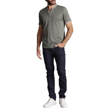 T-shirt en lin vert uni avec une coupe droite et un col boutonné