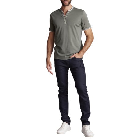 T-shirt en lin vert uni avec une coupe droite et un col boutonné - Image 2