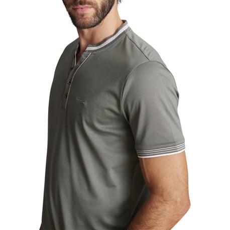 T-shirt en lin vert uni avec une coupe droite et un col boutonné - Image 4