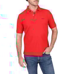 Polo en coton biologique rouge uni avec une coupe droite et un col à revers