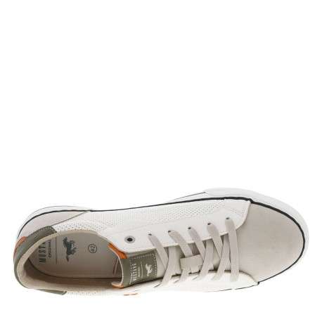 Tennis beiges et blanches avec des petits trous à semelle plate et à lacets - Image 4