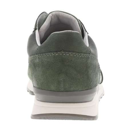 Sneakers olive en cuir perforé avec semelle blanche et grise et des lacets plats - Image 6