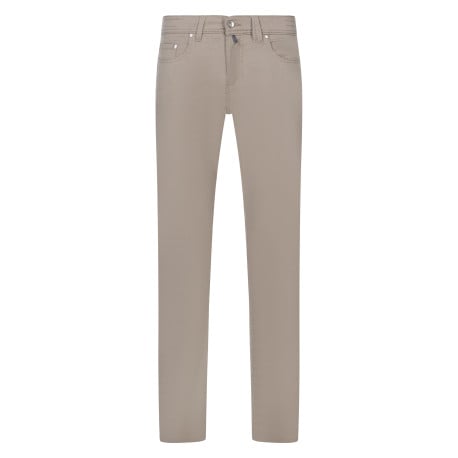 Pantalon en coton beige uni avec une coupe tapered et un patch de la marque