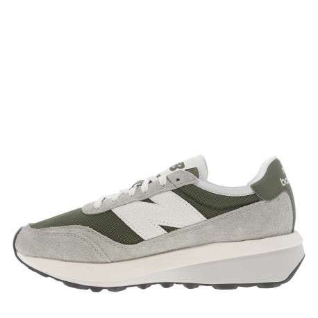 Baskets running en cuir vertes avec des empiècements en daim et à semelle plate