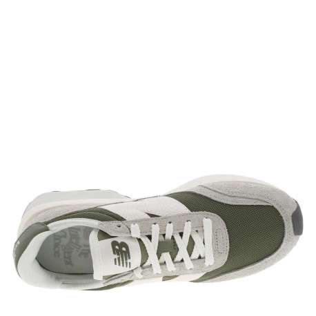 Baskets running en cuir vertes avec des empiècements en daim et à semelle plate - Image 4