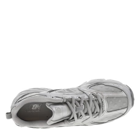 Baskets multisports argentées à pois avec une semelle plate et des lacets plats - Image 4