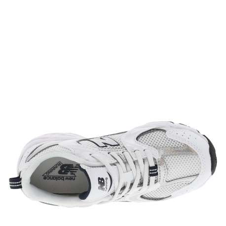 Baskets multisport 530 blanches avec multiples logos de la marques - Image 10