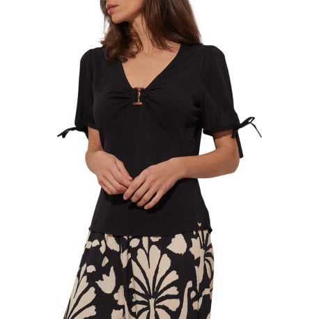 Top manches courtes noir uni avec un coupe droite et un col v