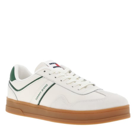 Tennis en cuir écrues avec des détails verts à semelle plate et à lacets plats