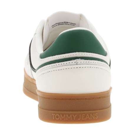 Tennis en cuir écrues avec des détails verts à semelle plate et à lacets plats - Image 6