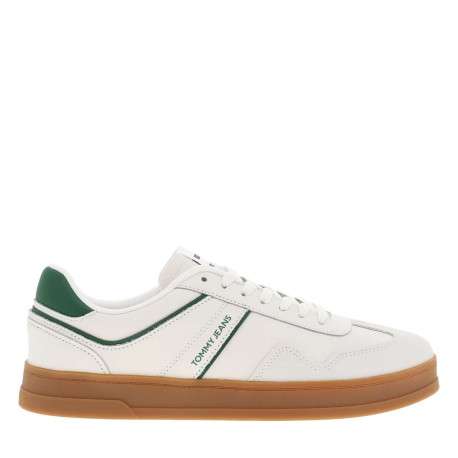 Tennis en cuir écrues avec des détails verts à semelle plate et à lacets plats - Image 2