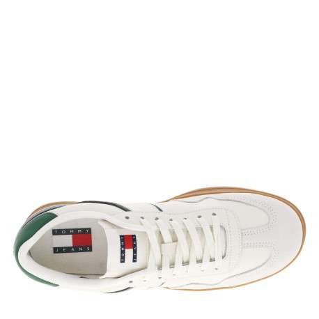 Tennis en cuir écrues avec des détails verts à semelle plate et à lacets plats - Image 4