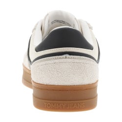 Tennis en cuir écrues à détails bleus marine à semelle plate et à lacets plats