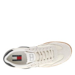 Tennis en cuir écrues à détails bleus marine à semelle plate et à lacets plats