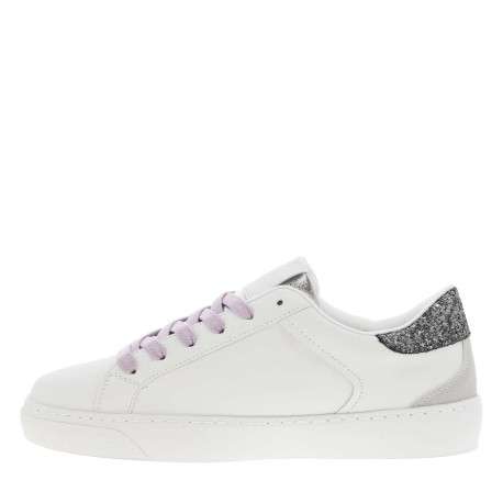 Tennis blanches à détails argentés pailletés et à lacets plats violets