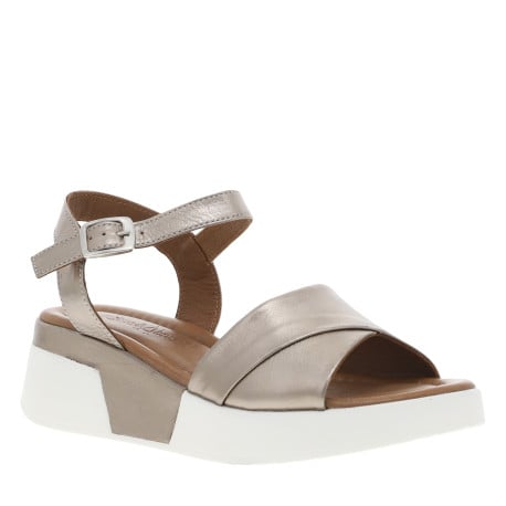 Sandales en cuir champagne satinées et blanches à talon compensé