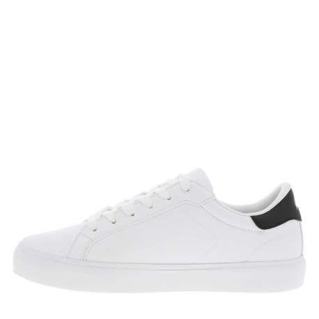 Tennis blanches à talon noir avec le logo imprimé et à semelle plate
