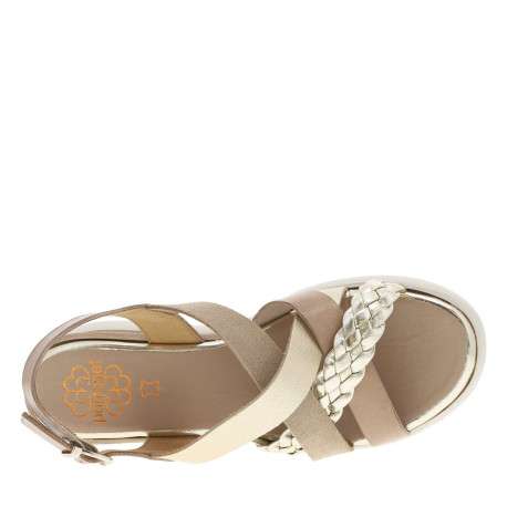 Nu-pieds en cuir taupe à talon compensé avec semelle crantée et lanières dorées - Image 4