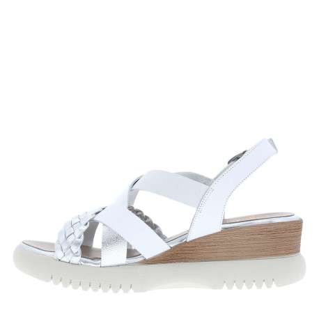 Nu-pieds en cuir blancs à semelle beige avec talon compensé et détails argentés