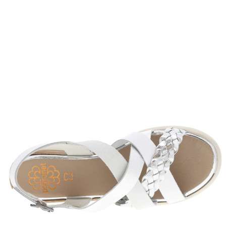 Nu-pieds en cuir blancs à semelle beige avec talon compensé et détails argentés - Image 4
