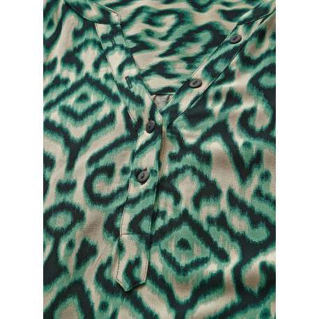 T-shirt vert avec des motifs géométriques à coupe droite et avec un col v - Image 6