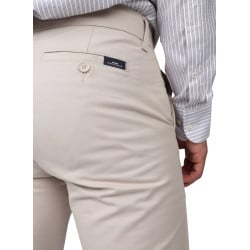 Pantalon chino en coton écru uni avec une coupe droite et des poches