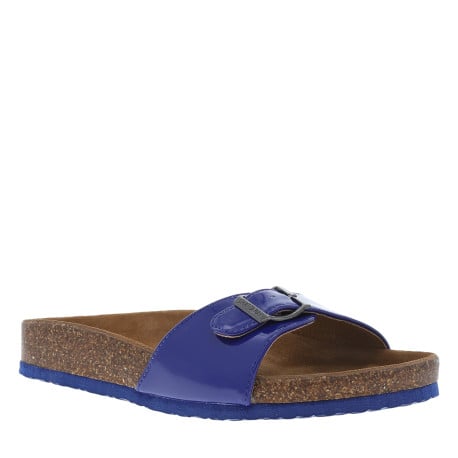 Mules bleues vernies avec une sangle à boucle à ardillon et à semelle plate