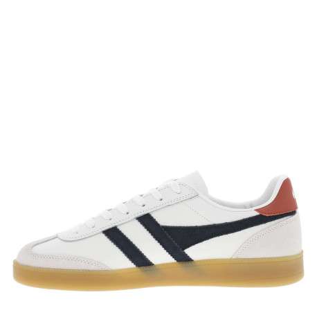 Tennis en cuir blanches à détails en daim et à semelle plate miel translucide