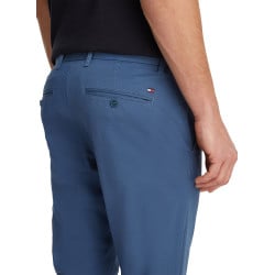 Chino en coton bleu uni à coupe slim avec le logo brodé en petit à l'arrière