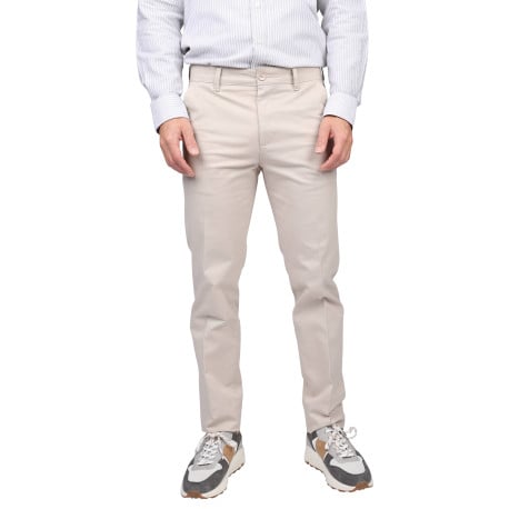 Pantalon chino en coton écru uni avec une coupe droite et des poches