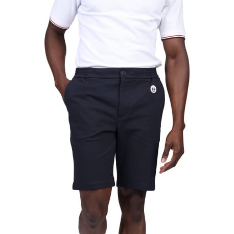 Short jogging marine uni avec une coupe droite et un badge iconique