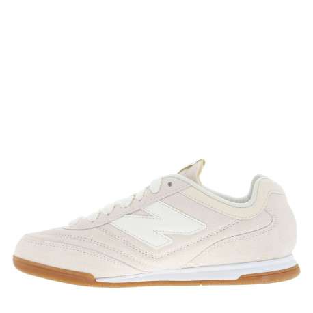 Tennis beiges en suède à semelle plate blanche et à lacets plats tressés