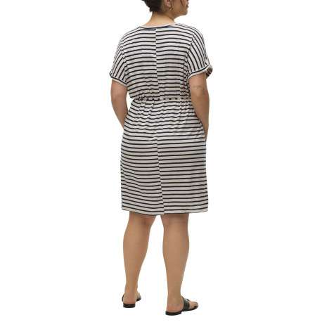 Robe courte blanche à rayures bleues marine avec une coupe droite fluide - Image 2