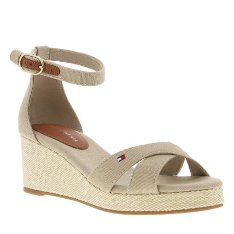 Sandales beiges à talon compensé et à boucle à ardillon à la cheville
