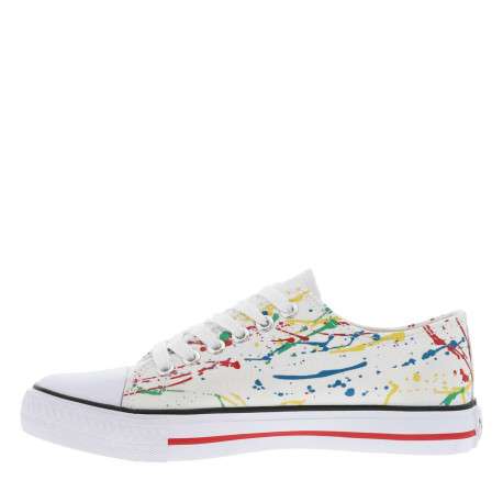 Tennis en toile basses blanches avec des taches de peinture et à lacets plats