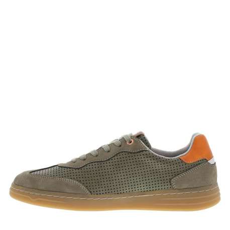 Tennis kakis à petits trous avec des lacets plats et une semelle plate