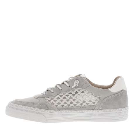 Tennis grises claires avec les côtés en crochet et à lacets ronds élastiqués