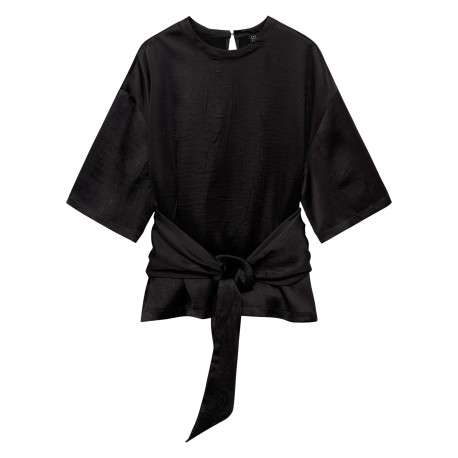 Blouse noire unie avec une coupe droite à col rond et un bouton de fermeture
