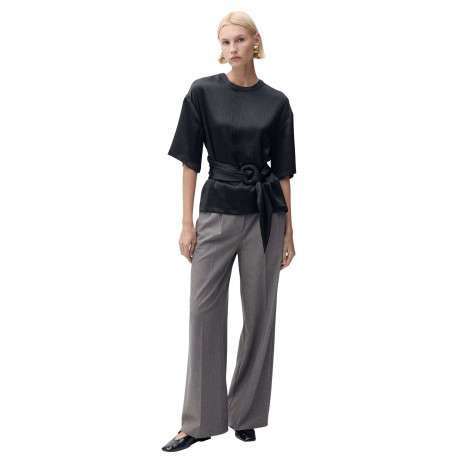 Blouse noire unie avec une coupe droite à col rond et un bouton de fermeture - Image 2