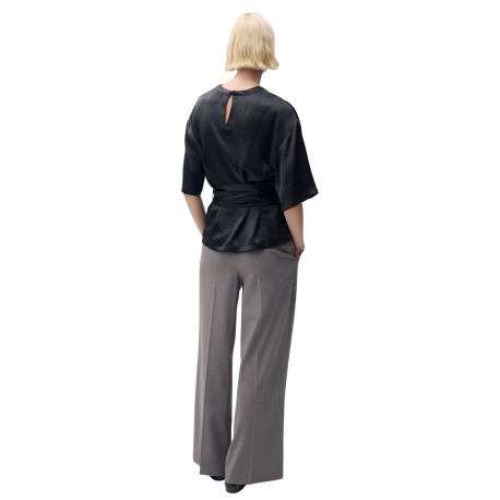 Blouse noire unie avec une coupe droite à col rond et un bouton de fermeture - Image 3