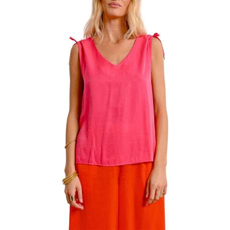 Top de couleur rose uni avec une coupe droite un col v et sans manches